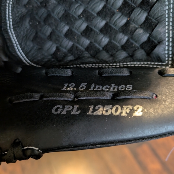 Mizuno Black Baseball Glove - Picture 8 of 8